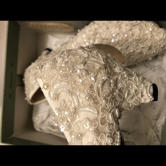 Cream Lace & Pearled Shoes w/ kitten heel. - Picture 1 of 3